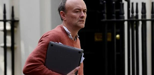 Assessor mais influente e polêmico de Boris Johnson deixa o governo