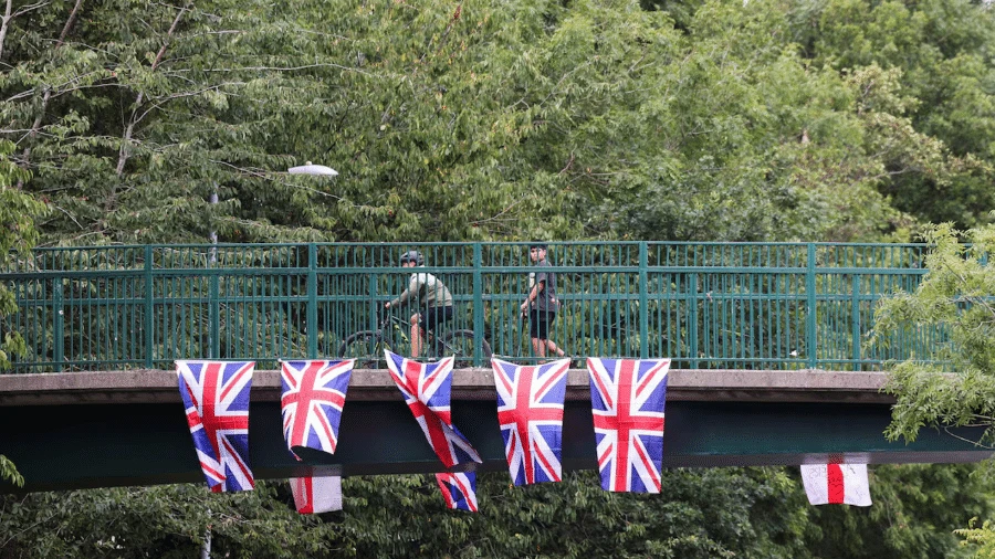 Bandeiras da Inglaterra se espalham pelo país e deixam imigrantes em alerta