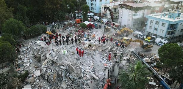 Turquia busca sobreviventes após terremoto; 27 mortes foram confirmadas