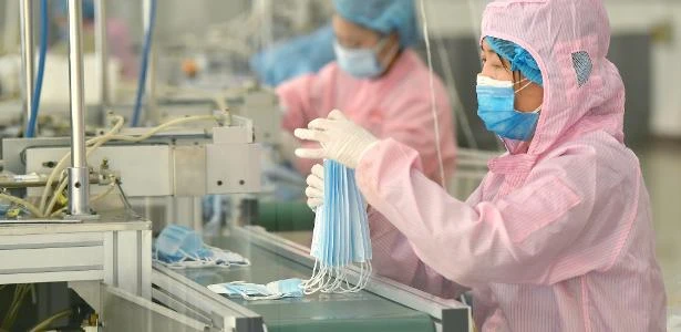 Na pandemia, China exporta em máscara o que Brasil vende em soja e carne