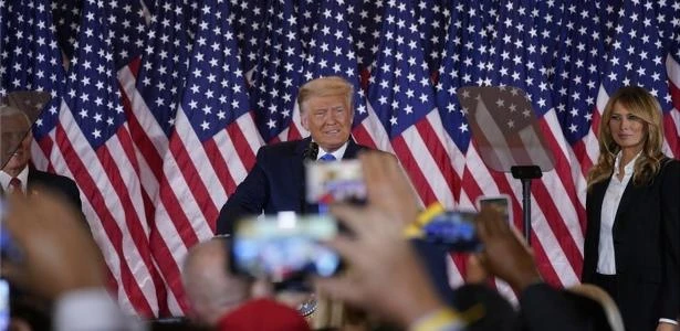Trump põe em prática estratégia ensaiada em campanha ao declarar vitória e denunciar fraude sem provas