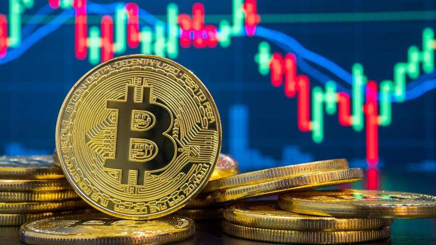 Bitcoin chega a marca de US$ 100 mil; vale investir de olho em 2025?