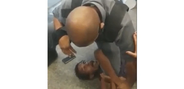 Vigilante da Caixa ajoelha no pescoço de homem ao imobilizá-lo e é afastado