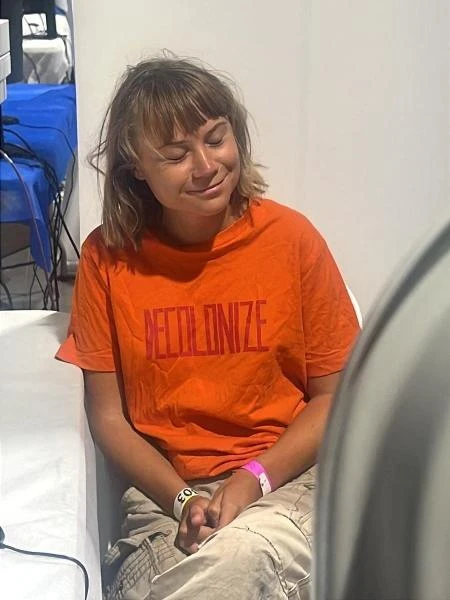 Greta Thunberg diz que Israel a prendeu em cela 'infestada de percevejos'