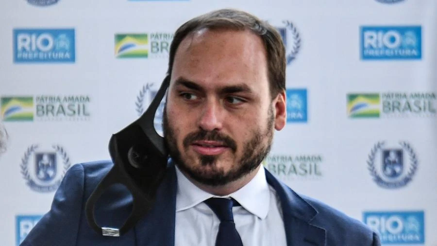 Carlos Bolsonaro pede que Renan explique acesso a depoimento sigiloso à PF