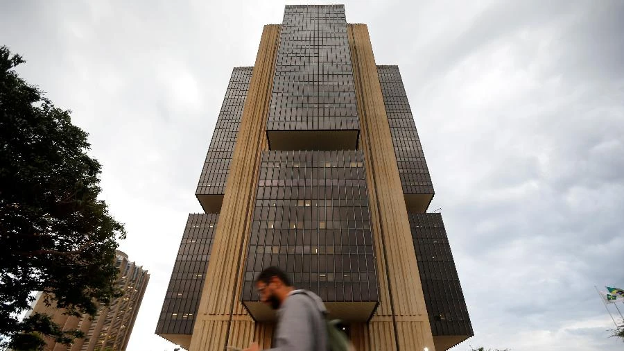 Juros terão de subir mais do que o previsto pelo mercado, diz Banco Central