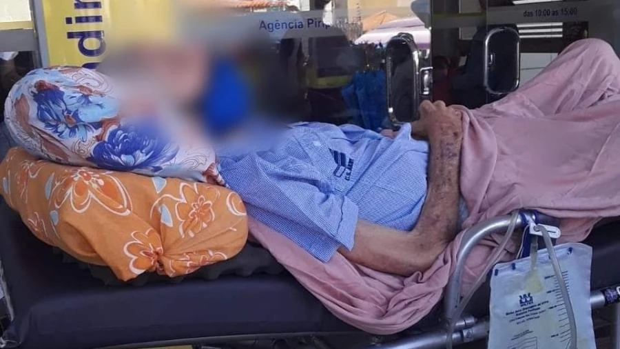Idoso que foi de maca ao banco fazer 'prova de vida' do INSS morre no Piauí