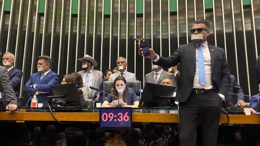 Oposição radicaliza, trava sessões e joga problema para chefes do Congresso