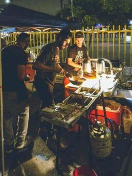 Rede de frango frito começou em estacionamento e hoje vale R$ 5,5 bilhões