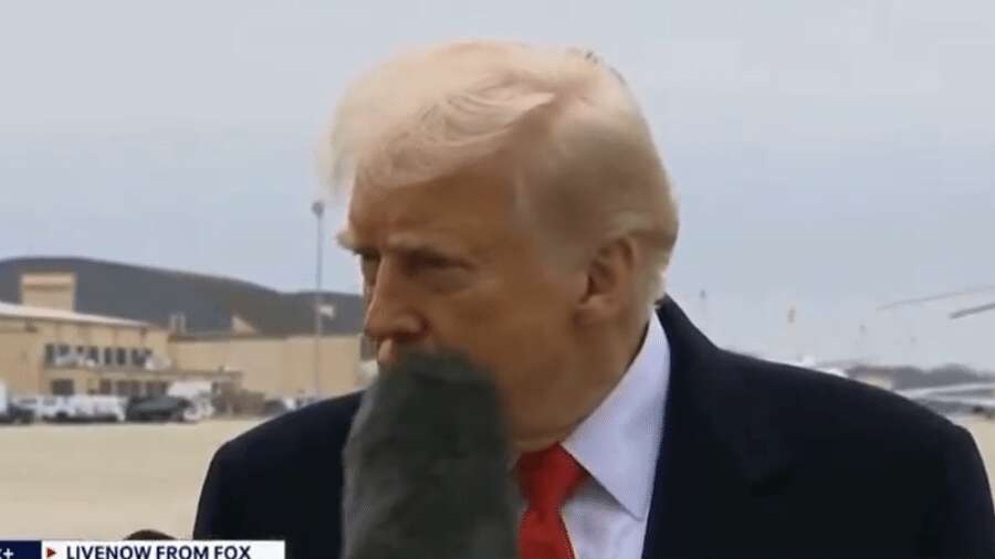 Trump leva 'microfonada' no rosto durante entrevista; veja vídeo