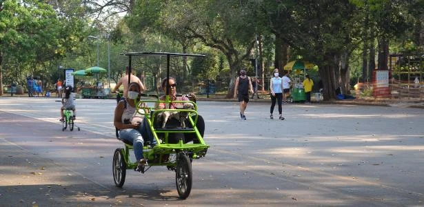 Em dia quente, paulistano tenta manter máscara e volta do parque mais cedo