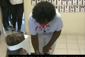 Benedita da Silva vota em escola da zona sul do Rio de Janeiro