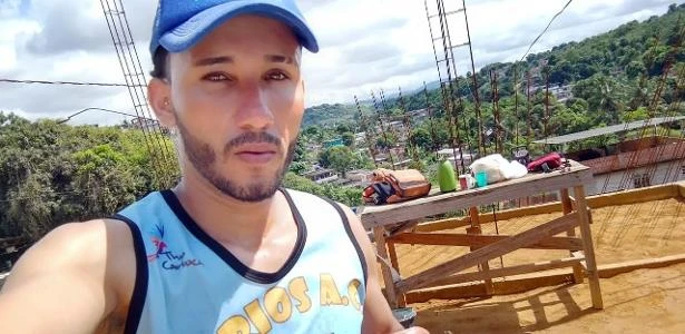 Motoboy viraliza ao levar 'bolo' de amigos em obra de casa e ganha vaquinha