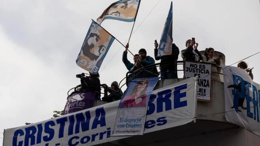 Revolta e alegria com prisão de Kirchner retratam Argentina polarizada Coluna de Amanda Cotrim