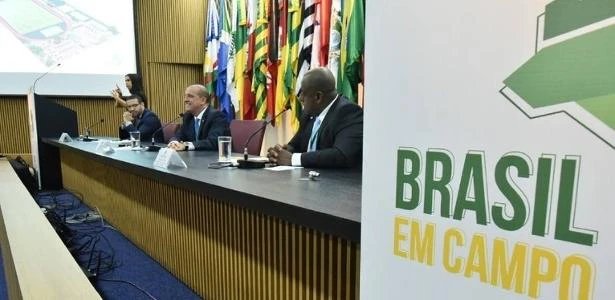 Inspirado no 7 a 1, governo lança programa para construir campos de futebol