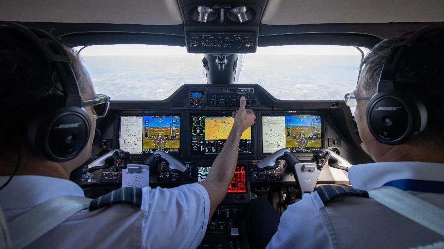 Voei no Embraer Phenom 300, o jato executivo leve mais vendido do mundo Alexandre Saconi