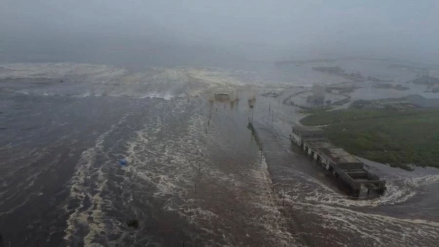 Louça quebrou, móveis caíram, fábrica afundou: tsunami na Rússia deixa edifícios submersos