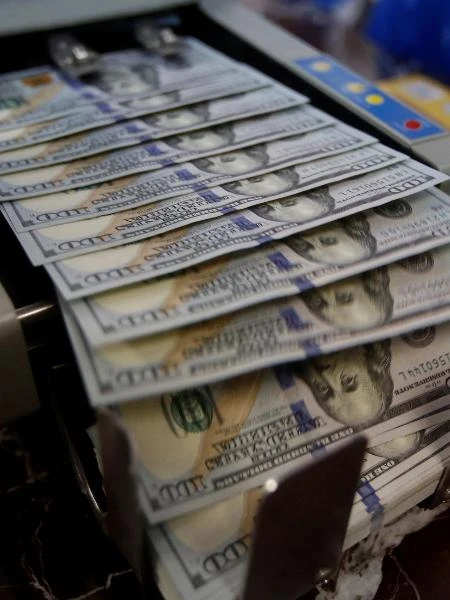 Dólar apresenta estabilidade com expectativa por alternativas ao IOF