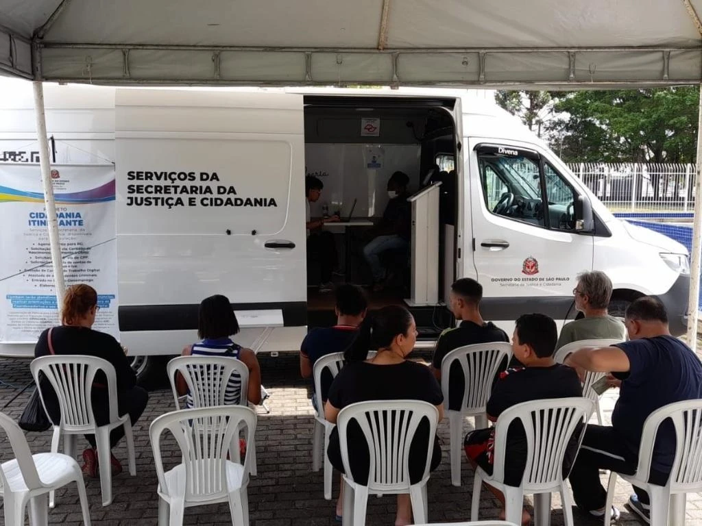 Moradores de Ubatuba recebem van com serviços de documentação gratuitos