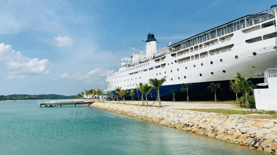 Navio de 110 anos que passou por 2 guerras vira hotel de luxo na Indonésia