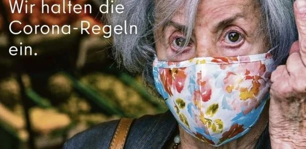 Em campanha de Berlim, idosa mostra dedo do meio a quem não usa máscara