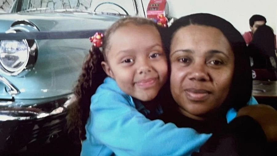 Ela perdeu a mãe aos 6 e segue pistas em cartas para saber mais sobre ela