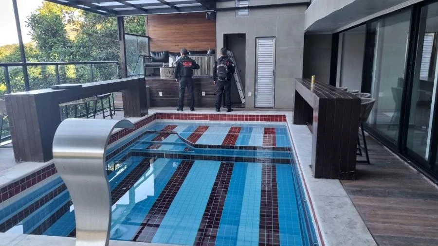 Mansão com piscina aquecida na Rocinha (RJ) abriga líder do CV no Ceará Carlos Madeiro