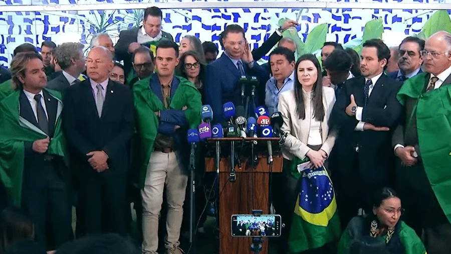 Proibido de dar entrevistas, Bolsonaro quer mobilizar agro e caminhoneiros