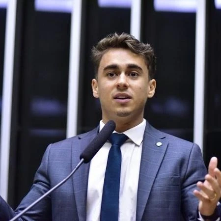 Nikolas alega 'doutrinação' e tenta mudar aulas sobre crise climática