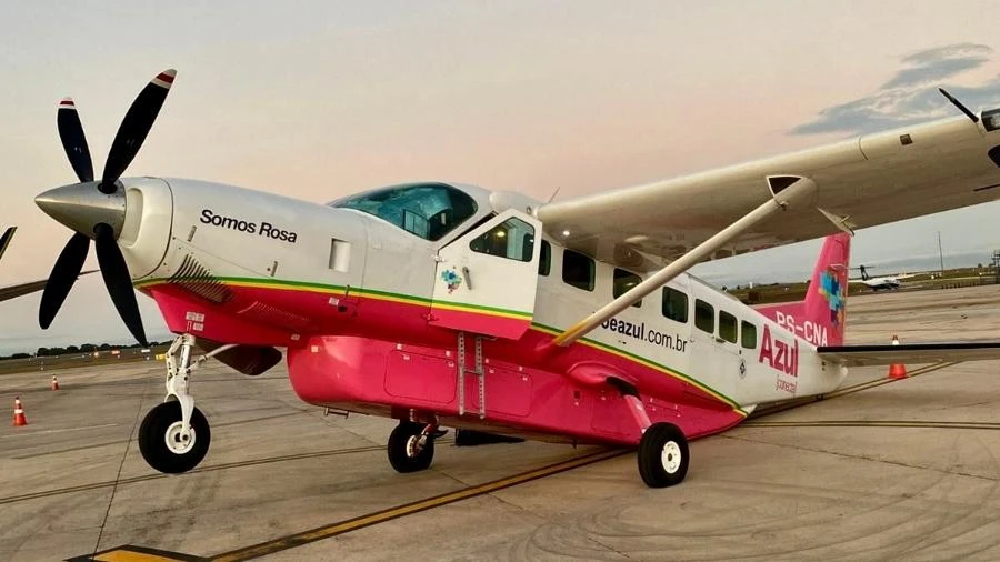 Avião da Azul 'empina' na pista durante embarque em aeroporto de SP