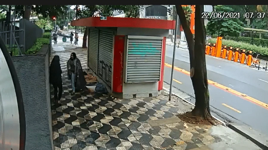 Assaltante usa cobertor para roubar mulher no centro de São Paulo