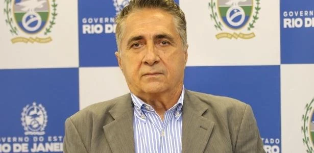 Secretário de saúde do Rio terá que ser escoltado com fuzil, diz jornal