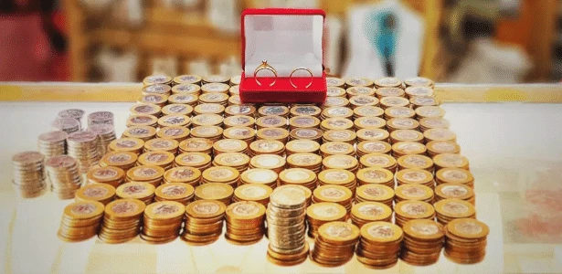 Troco é dinheiro! Casal junta R$ 1.700 (só em moedas) para comprar alianças