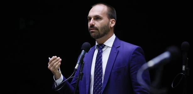 E.Bolsonaro mostra supostas provas de venda ilegal de madeira para 7 países