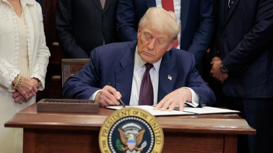 Trump anuncia tarifas mais altas do que o previsto e derruba mercados
