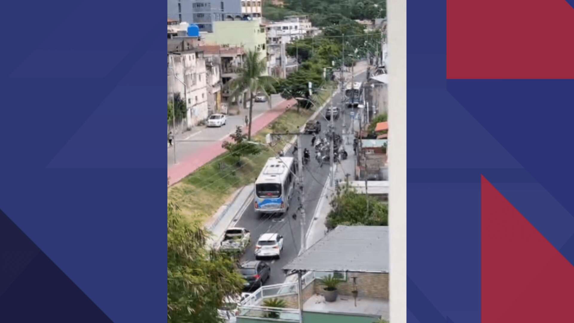 Polícia Militar tenta localizar suspeitos que jogaram motocicleta contra blitz em São Gonçalo