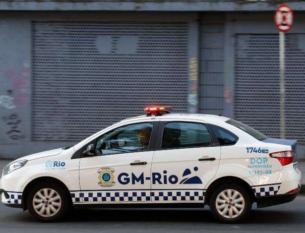 Mulher é presa após morder pessoas em camarote no Sambódromo do Rio