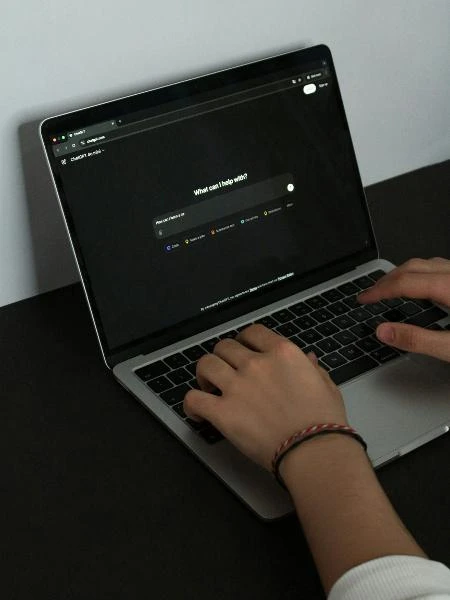Após suicídio nos EUA, ChatGPT anuncia medidas para proteger adolescentes