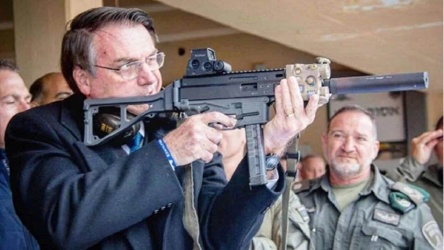 Arma é segurança, é vida e não mata, diz Bolsonaro