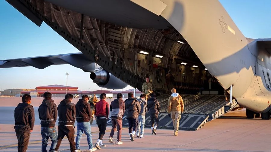 Voo de volta e R$ 5.700: como é o programa de Trump para 'autodeportação'