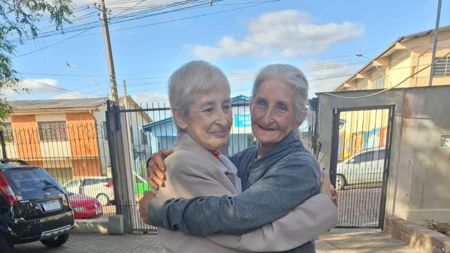 Separadas ao nascer, irmãs gêmeas se reencontram após quase 70 anos