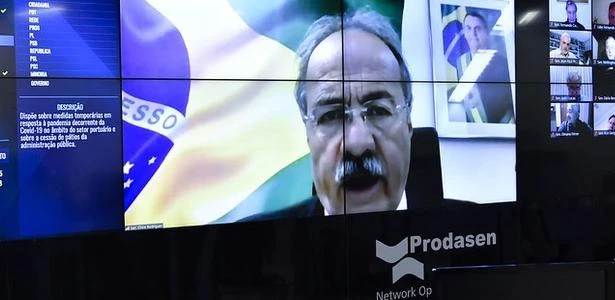 Descrição da PF deixa senador da cueca pelado