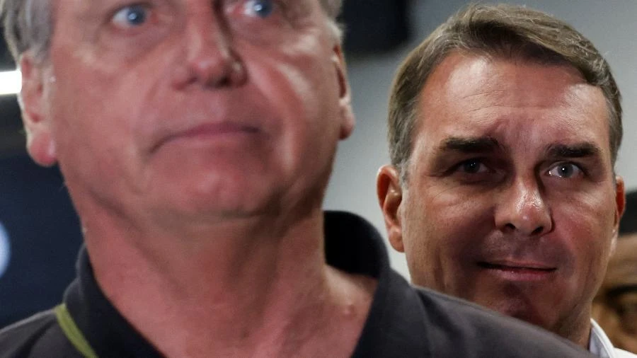 Ao atacar urna como o pai, Flávio prova que 'Bolsonaro moderado' não existe Leonardo Sakamoto