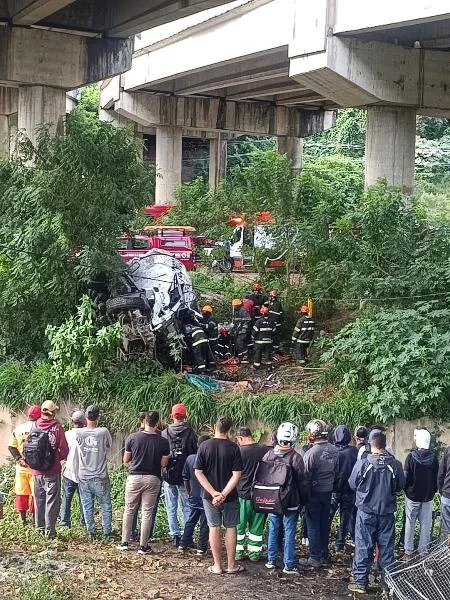 Caminhão betoneira cai de viaduto em São Paulo após colisão; há 4 vítimas