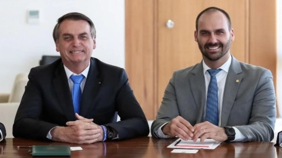 PF aponta estratégia de ataque ao STF em diálogos entre Eduardo e Bolsonaro