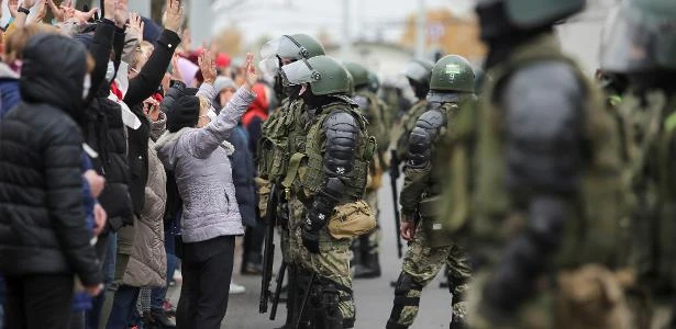 Polícia da Belarus faz disparos para o alto e prende manifestantes de oposição