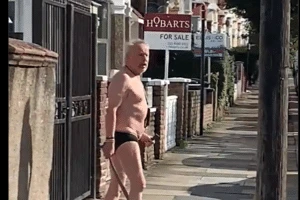 De cueca, homem anda com facão de 60 cm e é preso no Reino Unido