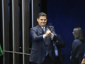 Congresso aprova projeto para usar verbas de saúde em pagamento de salário