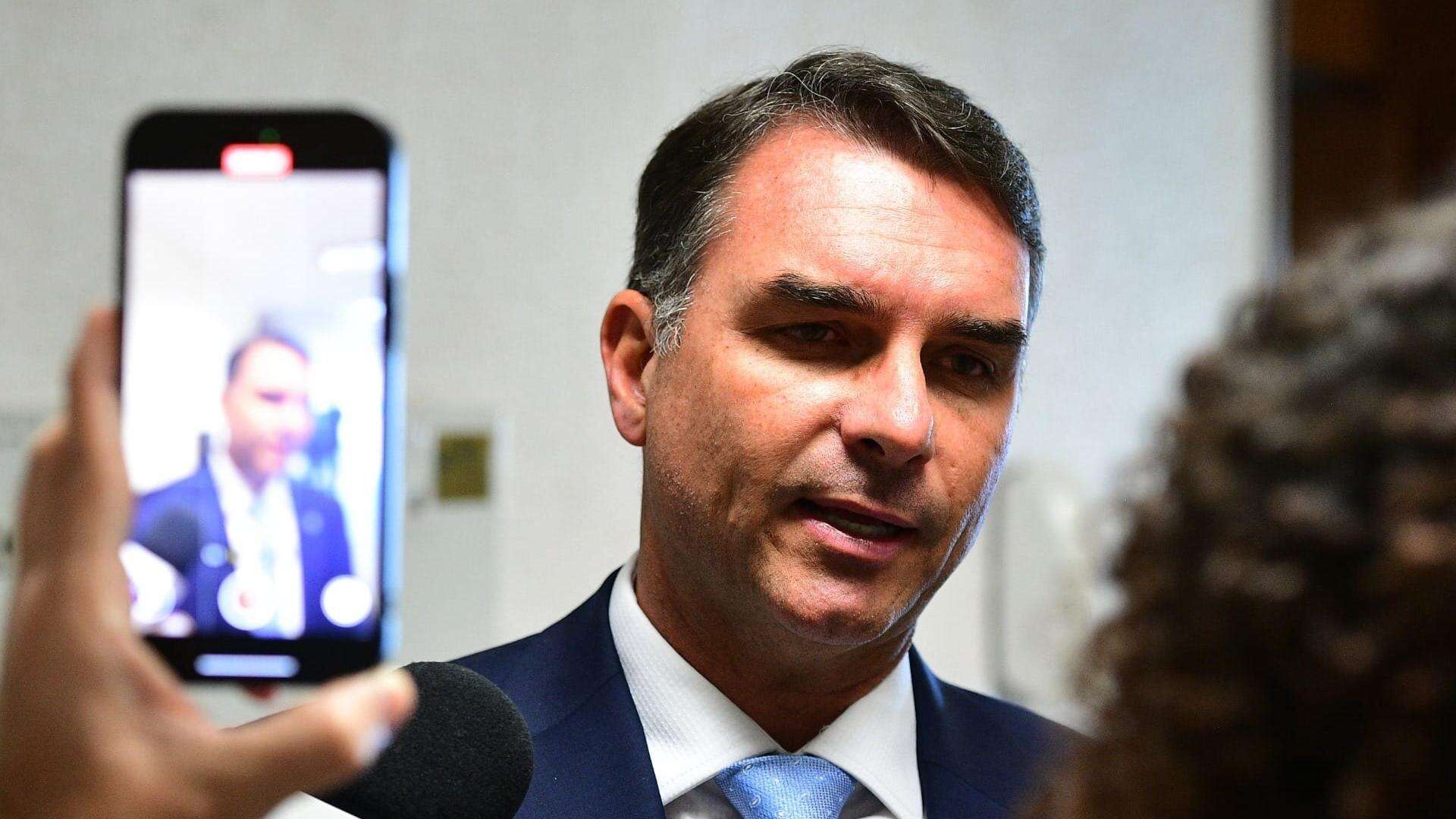 Reinaldo: Flávio Bolsonaro admite que pai pode não ser candidato. Atenção, progressistas!