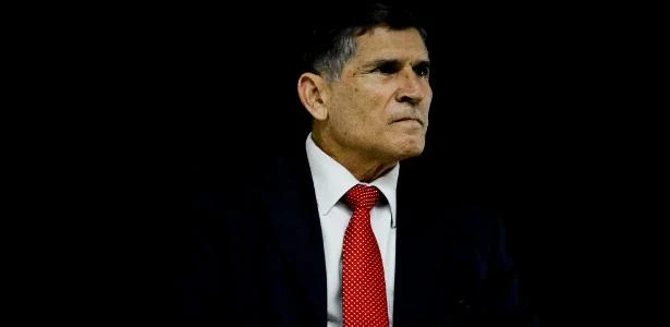 Um general exausto da fanfarronice presidencial